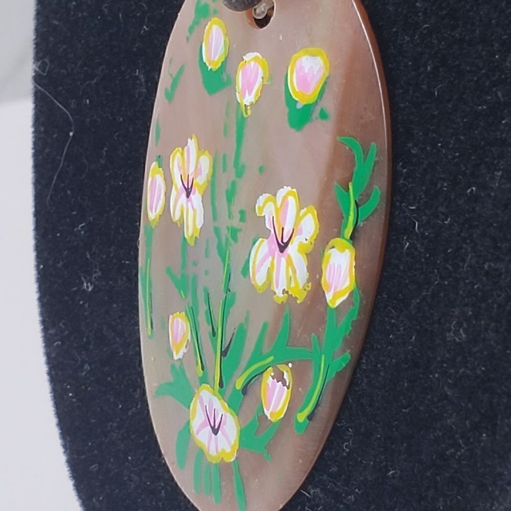 ARTISAN Handpainted Shell Necklace Floral - Picture 3 of 7